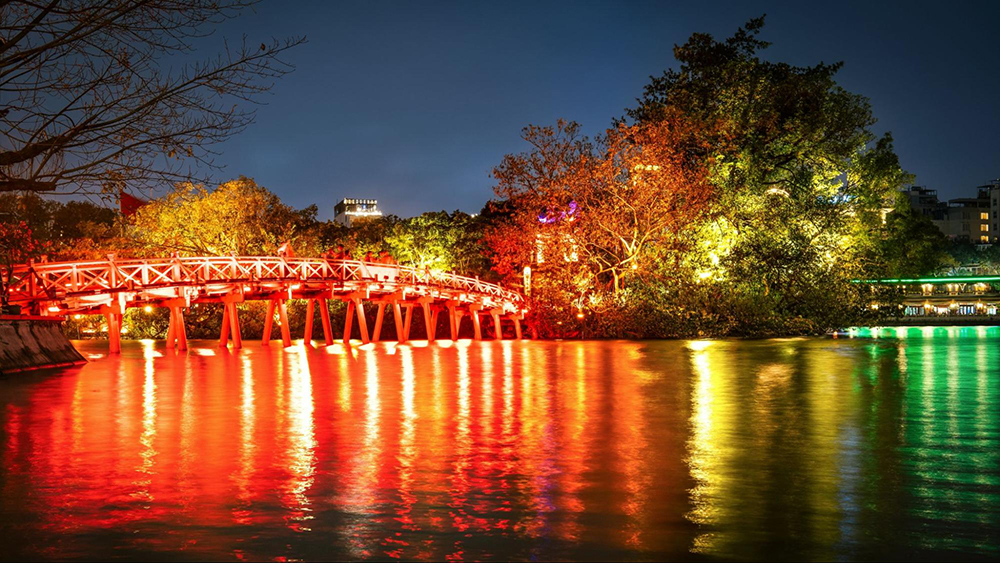 A glance of Hoan Kiem Lake at night